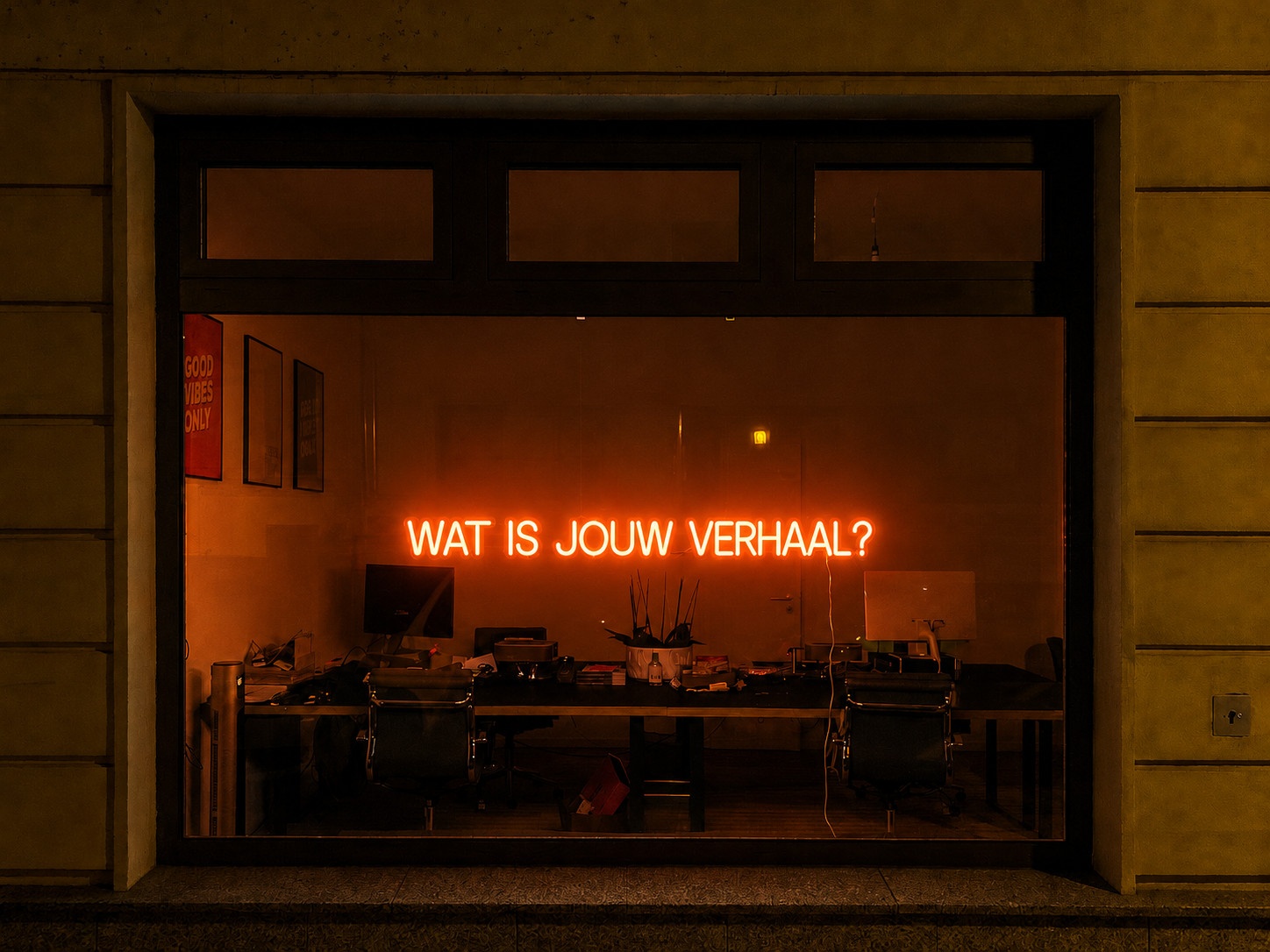 Een verlicht raam met de tekst Wat is jouw verhaal?